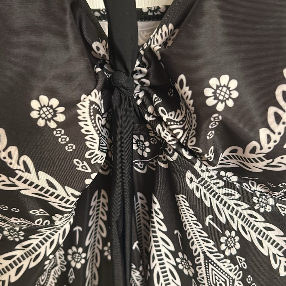 Black White Floral Print Swimsuit Top Removable Pads Adjustable Straps Size XXXL - Picture 2 of 8